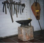 Bigorna e instrumentos de ferreiro