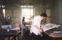 Gelson Radaelli editando serigrafia